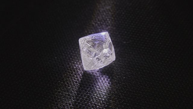 Tháng 2/2019, công ty khai thác kim cương lớn nhất thế giới Alrosa của Nga mới đây đã khai thác được viên kim cương có trọng lượng gần 100 carat tại một mỏ ở vùng Yakutia, Đông Bắc Nga. Ảnh: RT.
