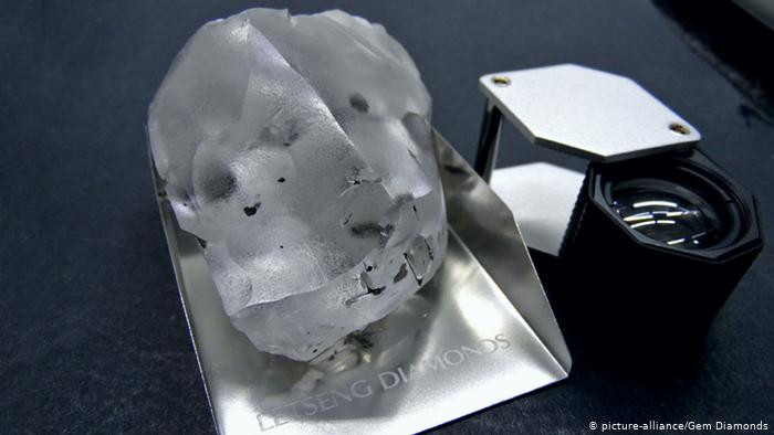 Năm 2018, công ty khai thác kim cương Gem Diamonds đã tìm được một viên có kích thước 910 carat, tương đương 2 quả bóng golf, và được bán 40 triệu USD. Ảnh: DW.