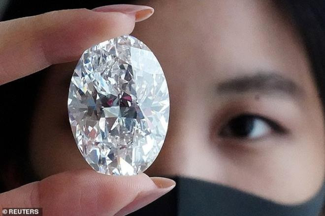 Mới đây, nhà đấu giá Sotheby's cho biết sẽ đưa viên kim cương nặng 102,39 carat vào đấu giá ngày 5/10 tới tại Hong Kong. Ảnh: Reuters.