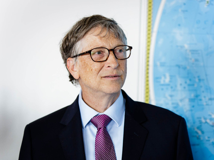 Tỷ phú Bill Gates từng là sinh viên bỏ học trường đại học danh tiếng Havard để có thể dành hết thời gian cho công nghệ. Công việc đầu tiên của ông là lập trình viên máy tính cho TRW khi còn là học sinh năm cuối phổ thông. Ảnh: Weird.