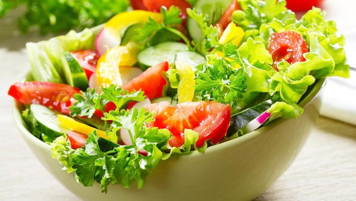 Dưới ánh đèn siêu thị, các món salad nhiều màu sắc nhìn rất bắt mắt và tươi ngon nhưng bạn nên cẩn thận với chúng. Bởi thực tế những nguyên liệu để làm món salad không tươi ngon như mọi người vẫn nghĩ.