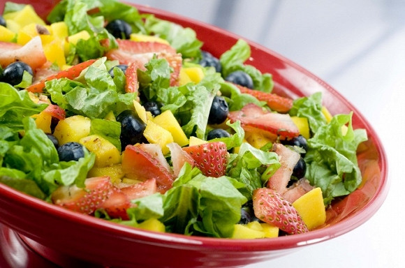 Nhiều trường hợp rau củ héo, ế, hàng tồn được nhân viên "biến hóa" thành món salad giảm giá với nhiều mùi vị hấp dẫn. Nguồn ảnh: Internet