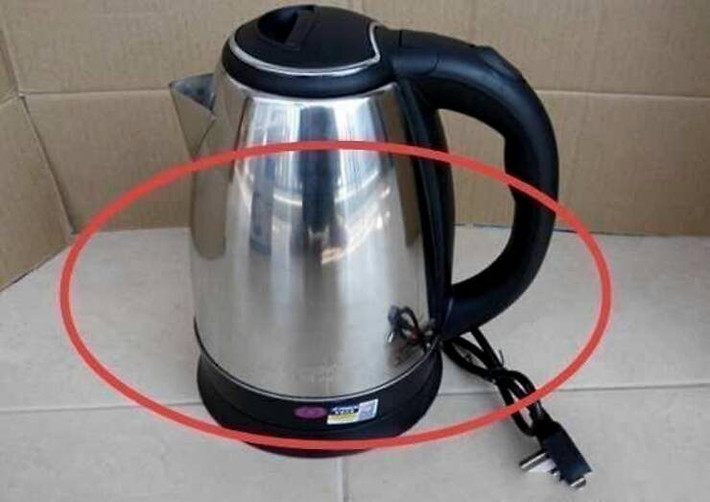 Và ấm siêu tốc có cấu tạo khó vệ sinh, nên nhân viên dọn phòng chủ yếu chỉ tráng qua rồi cất lại vào chỗ cũ, trông ở bên ngoài nó có vẻ sáng bóng nhưng thực chất rất bẩn.