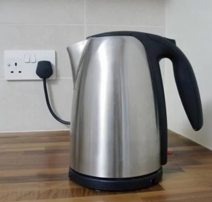 Là vật dụng luôn có trong khách sạn, ấm siêu tốc được dùng để pha trà, nấu mỳ, đun nước nóng... rất tiện lợi. Thế nhưng, cũng có những người đã sử dụng chiếc ấm siêu tốc này để làm những việc không ai tin nổi như đựng rác, hứng tàn thuốc lá, thậm chí là cả nôn ói, giặt đồ lót...