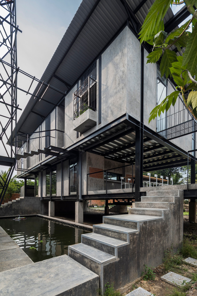 Cầu thang bên ngoài được thiết kế dạng điêu khắc để kết nối với hàng hiên - nơi chuyển tiếp giữa không gian bên trong và bên ngoài.