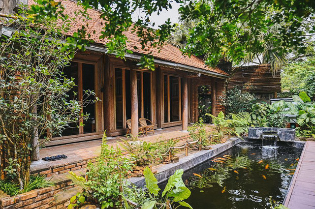 Cách trung tâm Hà Nội khoảng 30 phút di chuyển, căn nhà gỗ nằm ở núi Sơn Đồng (huyện Chương Mỹ, Hà Nội) của gia đình chị Thanh Nhàn như một thế giới khác, tách biệt hoàn toàn với nhịp sống tấp nập của đô thị. Ảnh: Giadinhnet.