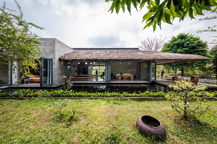 Trên khu đất rộng 3.500 m2 ở Cần Giuộc, Long An, ngôi nhà vườn Am House thuộc sở hữu của một giám đốc Marketing của một tập đoàn lớn, hiện sống tại một chung cư ở Quận 7 (TP. Hồ Chí Minh). Ảnh: Archdaily.