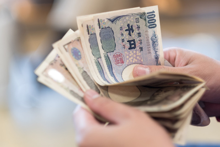 Họ phải ghi chép lại cụ thể từng khoản chi, sau đó tính toán vào mỗi cuối tháng để xem có thiếu hụt hay cần điều chỉnh hay không. Nguồn ảnh: Getty Image, Japantimes