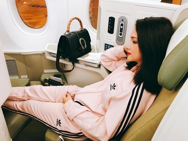 Hương Giang không ngại chi tiền để di chuyển bằng máy bay hạng thương gia. Ảnh: FBNV.