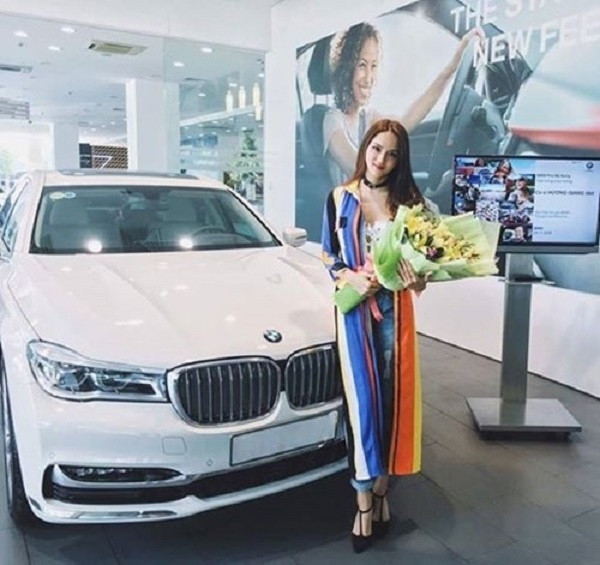 Đầu năm 2018, Hương Giang gây xôn xao khi tậu cho mình hẳn 2 chiếc xế hộp tiền tỷ thuộc thương hiệu BMW với giá thành lần lượt là 2 và 4 tỷ đồng. Ảnh: Internet.