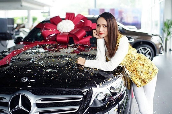 Sau đó, Hương Giang tiếp tục mua chiếc xe hơi thứ 3 thuộc thương hiệu Mercedes có giá 2,5 tỷ đồng. Ảnh: Internet.