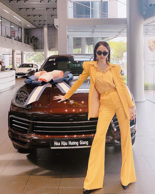 Bên cạnh đó, Hoa hậu Hương Giang cũng sở hữu chiếc Porsche Cayenne 2020 màu nâu ánh kim giá gần 5 tỷ đồng. Ảnh: FBNV.