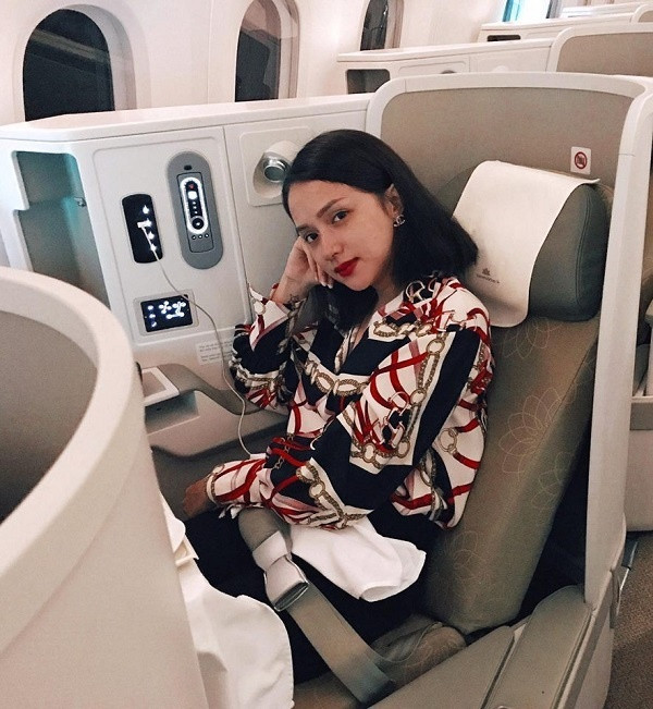 Nữ ca sĩ còn thường xuyên đi du lịch. Trên trang cá nhân, cô liên tục cập nhật hình ảnh cô nàng "vi vu" khắp nơi. Từ Thái Lan, Moscow đến Trung Quốc, Ảnh: FBNV.