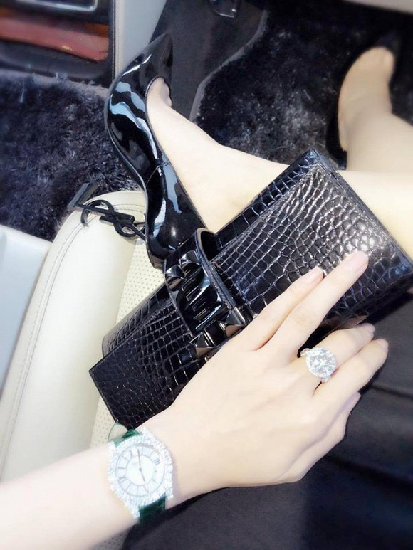 Lệ Quyên cũng đam mê nhẫn và đồng hồ kim cương. Giá trị các món đồ này của nữ ca sĩ lên đến hàng tỷ đồng.