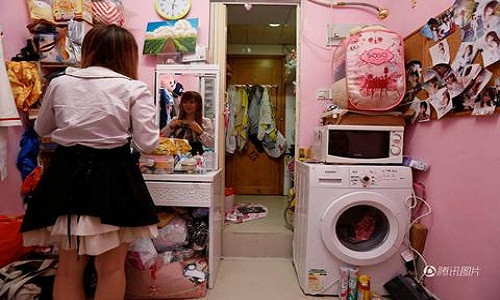 Giữa Hồng Kong (Trung Quốc) giàu có với những tòa nhà chọc trời, những con đường có giá đắt đỏ với biệt thự sang trọng thì nhiều người vẫn phải thuê những phòng trọ siêu nhỏ để sống qua ngày.