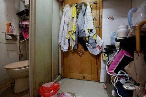 Ví dụ như cô Lu thuê căn hộ rộng vỏn vẹn 9m2 với giá 4.700 Đô La Hong Kong/tháng (15 triệu đồng/tháng). Căn hộ bé nên các đồ đạc gần như chiếm trọn diện tích. Vì không có đủ tiền thuê hay mua nhà, nhiều người làm việc ở Hong Kong phải sống trong những ngôi nhà thuê chật chội.