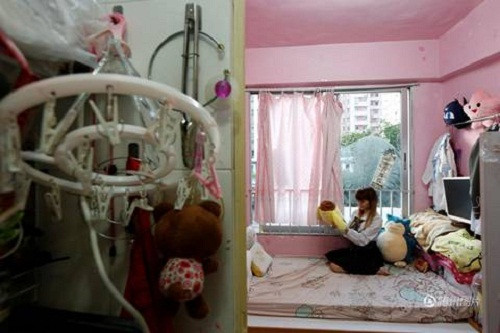 Cách đây không lâu, ở quận Sai Ying Pun có cho thuê 10 "kén ngủ". Hình dáng mỗi phòng như cái kén, đặt 1 tấm nệm bên trong, có 1 điều hòa nhỏ và 1 tivi. Tuy nhiên giá thuê lên đến 5.100 Đô La Hong Kong/tháng (hơn 15 triệu/tháng).