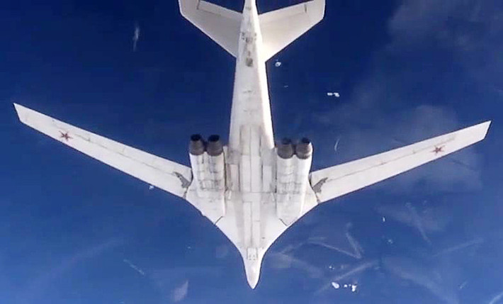 Tupolev-22 (Tu-22) được coi là một “sát thủ diệt tàu sân bay“ hàng đầu trên thế giới. Với phiên bản nâng cấp mới nhất là Tu-22M3, loại máy bay này đã được cải thiện tính năng khí động học, trọng lượng và các đặc tính kỹ chiến thuật.
