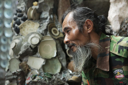 Ngồi trầm ngâm một lúc, ông kể về quá trình làm ngôi nhà cũng như những người dân sống gần đây cho ông là điên, dở hơi. "Nhưng đối với tôi “tôi thích thì tôi chơi thôi, người ngoài nói gì mặc kệ”, ông Trường chia sẻ