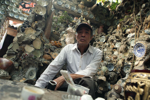 Ông Bùi Hoàng Đan, một người bạn của ông Trường cũng có thú vui chơi cổ vật, cho biết: "Mỗi người có một thú chơi riêng. Để làm ngôi nhà như thế này không đơn giản chút nào, đòi hỏi người chơi kiên trì, đam mê, nhiều người không biết bảo ông ấy bị điên, dở hơi nhưng đối với tôi, tôi rất khâm phục ông ấy và rất thích thú ngắm ngôi nhà đặc biệt này".