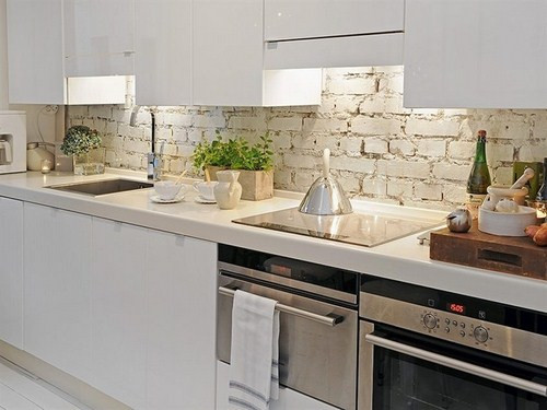 Màu sắc. Không ít bà nội trợ yêu thích chọn gạch ốp tường bếp với sự kết hợp của hai gam màu đen và trắng.