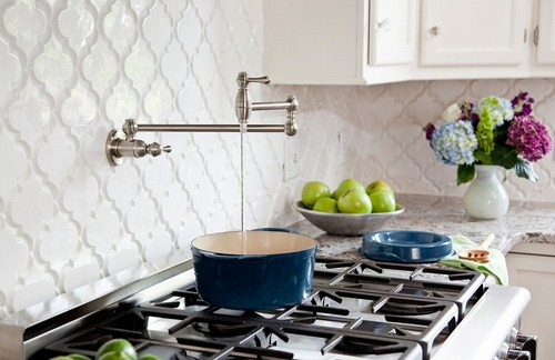 Tất nhiên đôi khi cũng có thể phá cách bằng những kiểu thiết kế đầy hút hồn với mẫu gạch penny, kiểu gạch hình vảy rồng, hình ngói…