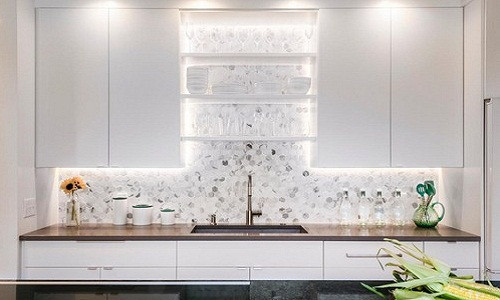 Kiểu dáng, kích thước. Để tiện lợi cho việc vệ sinh ở các khu vực nấu nướng, nhiều chị em cũng ưu ái lựa chọn những mẫu gạch ốp với kiểu dáng đơn giản, kích thước lớn.