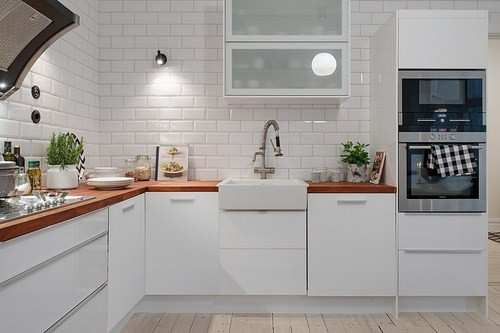 Nếu trắng đem lại cảm giác sạch sẽ và tinh tươm bên trong khu vực bếp núc của gia đình thì đây cũng là gam màu giúp cho mọi thứ trông trở nên tươi sáng hơn.