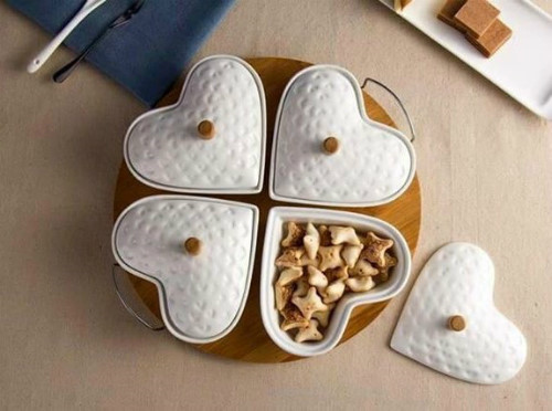 Khay đựng mứt là vật dụng không thể thiếu để tiếp đón bạn bè, khách quý trong ngày Tết.