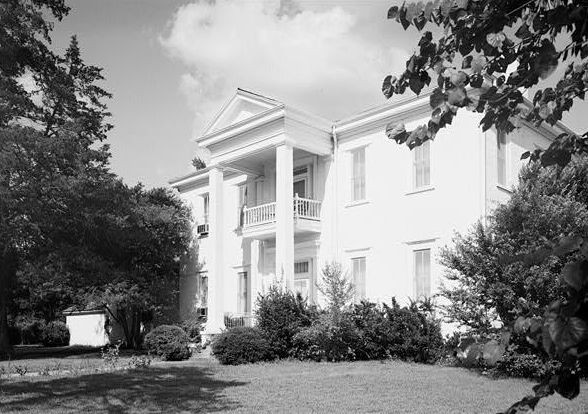 Ngôi nhà gạch hai tầng là nơi Phu nhân Lyndon B. Johnson, bà Bird Johnson lớn lên ở Karnack, Texas.