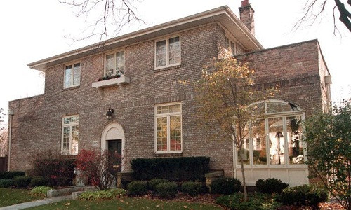 Sinh ra tại Chicago, nhưng đến khi ba tuổi, bà Hillary Clinton chuyển tới sống tại căn nhà gạch hai tầng trên đường trên đường North Wisner ở Park Riddge, Illinois.