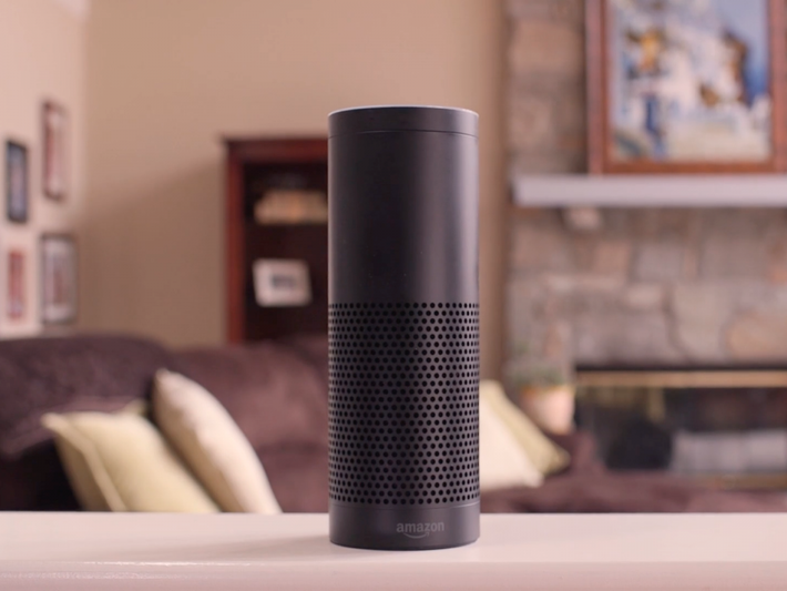 Mẫu loa thông minh Amazon Echo được cho là sản phẩm phổ biến nhất trong mùa Giáng sinh 2016. Giới công nghệ cho rằng đây là sản phẩm của tương lai khi Echo có một microphone được thiết kế với mục đích hiểu được tiếng người ở bất kỳ đâu. Ảnh: Amazon.
