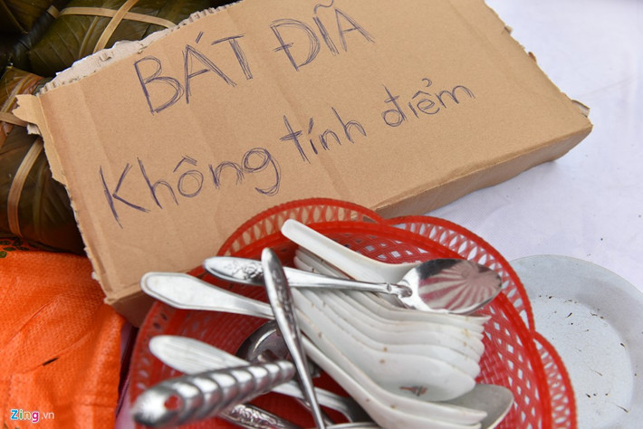 Bên cạnh các mặt hàng phải tính điểm, phiên chợ 0 đồng còn có các loại quần áo cũ, bát đĩa cũ cho người nghèo miễn phí.
