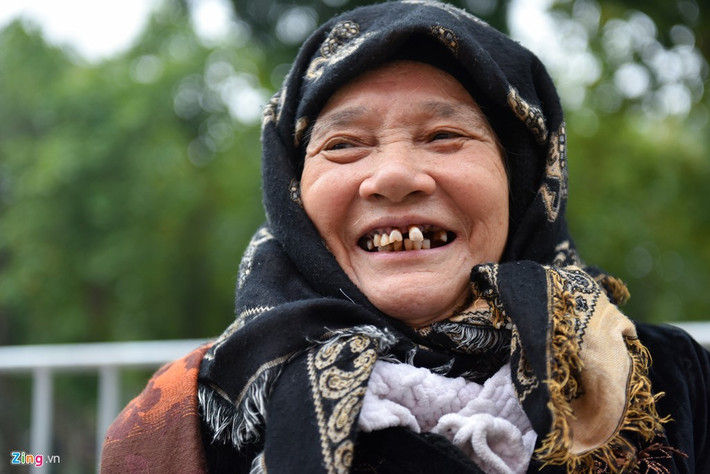 Bà Nga làm nghề bán nước ở Thanh Nhàn do tuổi cao nên nhờ các tình nguyện viên mua hộ. Hôm nay, bà đã mua được áo khoác mới với giá 0 đồng để chống rét cho những đêm ngồi bán nước ngoài đường.