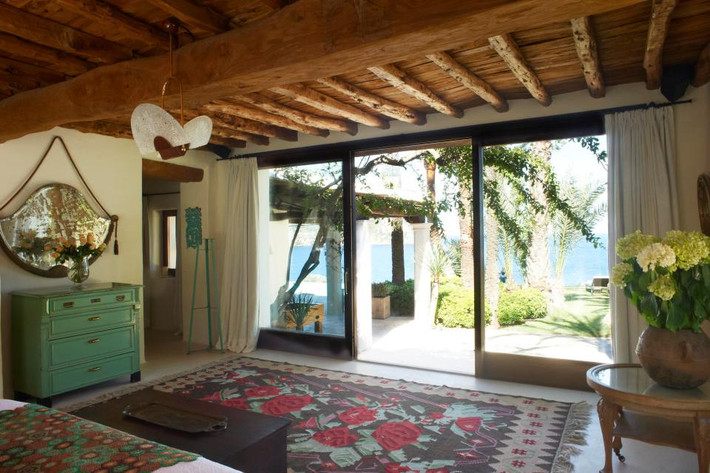 Khắp nơi trong biệt thự Swanky Ibiza đều được trang trí và phối màu độc đáo.
