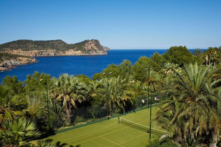 Sân tennis hướng ra biển cực đẹp.