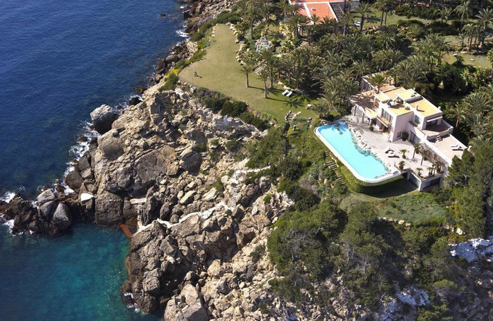 Biệt thự Swanky Ibiza nhìn từ trên cao.