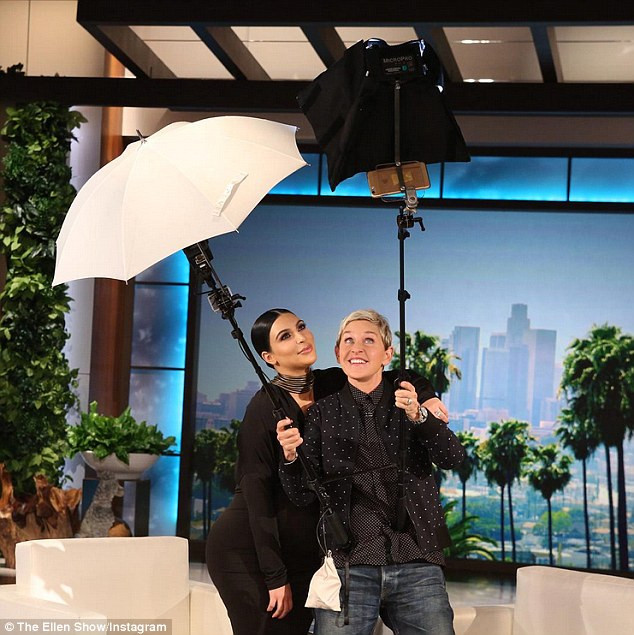 Kim Kardashian tạo dáng khi chụp ảnh selfie. Ảnh: DM.