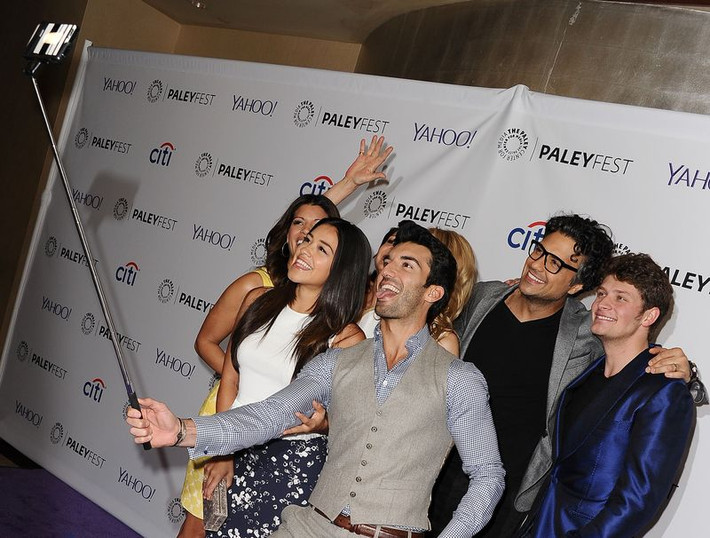 Gina Rodriguez cùng dàn diễn viên phim Jane the Virgin Season. Ảnh: MTV.