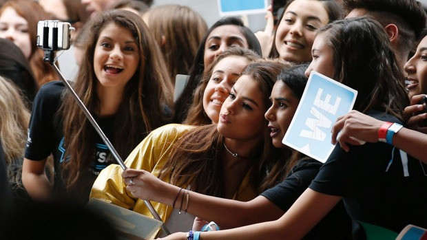 Selena Gomez chụp ảnh selfie cùng đám sinh viên sau buổi biểu diễn. Ảnh: Stuff.