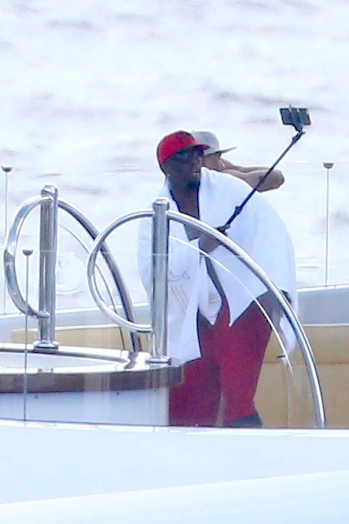 Nam ca sĩ nhạc Rap Diddy tranh thủ tự sướng khi đi nghỉ ở St. Barts. Ảnh: MTV,