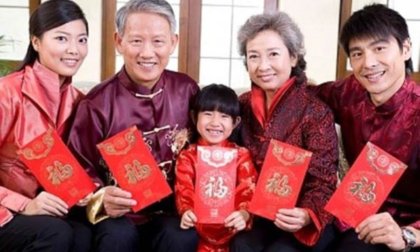 Xuất hiện vài năm trở lại đây, dịch vụ cho thuê người xông đất đầu năm, hợp mệnh gia chủ cũng hái ra tiền. Giá thuê người xông đất từ 600.000 đến 3 triệu đồng trong khoảng 30 phút. Ảnh: Vietnamnet.