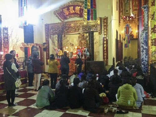Chính vì vậy, dịch vụ khấn thuê siêu tốc đã ra đời. Với mức giá từ 15.000 đến 20.000 đồng cho một lần khấn 5 phút, người thuê chỉ cần cung cấp thông tin cá nhân là những bài khấn như được lập trình sẵn tuôn ra. Ảnh: Vietnamnet.