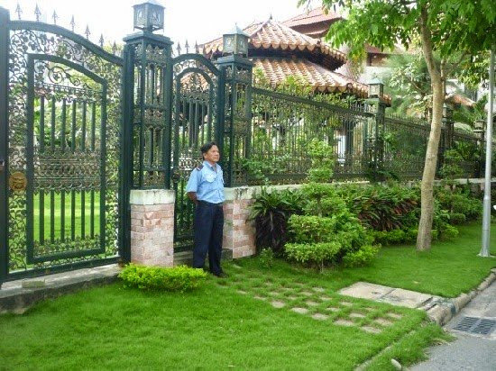 Trông nhà ngày Tết thuộc nhóm công việc thời vụ được trả lương khá cao, từ 400.000 - 700.000 đồng/ngày. Thậm chí người trông là nhân viên bảo vệ có kinh nghiệm còn được trả tới hơn 1 triệu đồng/ngày. Ảnh: Saigonnews.