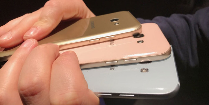 Một tính năng thú vị nữa trên Galaxy A 2017 là hỗ trợ chế độ sạc nhanh. Riêng Galaxy A3 2017 với viên pin 2.350 mAh có thể sạc nhanh mà không cần hỗ trợ tính năng này.