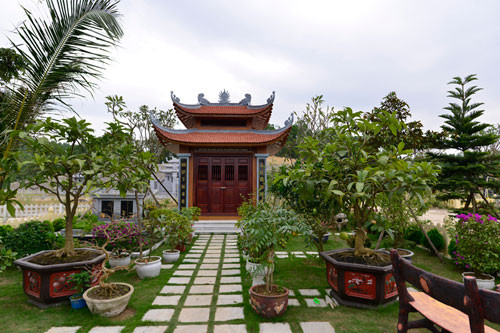 Khu nghĩa trang được thiết kế theo dạng một công viên, mỗi phần mộ đều rất khang trang, sạch đẹp. Trong ảnh, khuôn viên của một dòng họ này có cây trái, sân vườn, tiểu cảnh, nhà nghỉ chân, bàn ghế, xích đu…