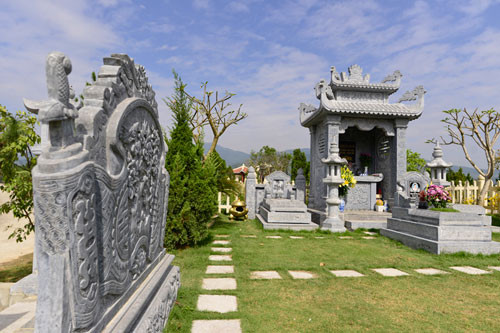 Những tấm bia lớn bằng đá xanh được đặt trang trọng, hoành tráng trong khuôn viên phần mộ.