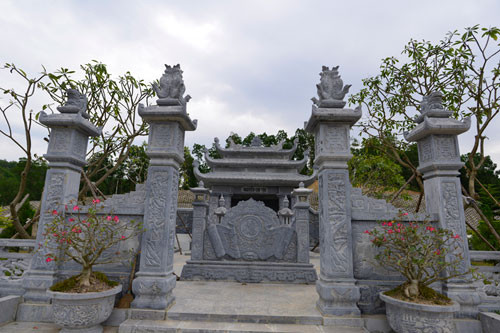 Những ngôi mộ hoành tráng mọc lên như nấm chỉ sau một thời gian đơn vị chủ quản san lấp, quy hoạch.