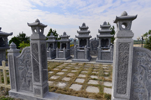 Một khuôn viên mộ toàn bằng đá xanh nguyên khối.