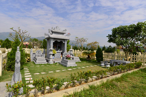 Mỗi quả đồi đều có hàng nghìn phần mộ và được quy hoạch rõ ràng, giá của mỗi mét vuông đất giao động khác nhau từ vài triệu đồng đến chục triệu đồng.